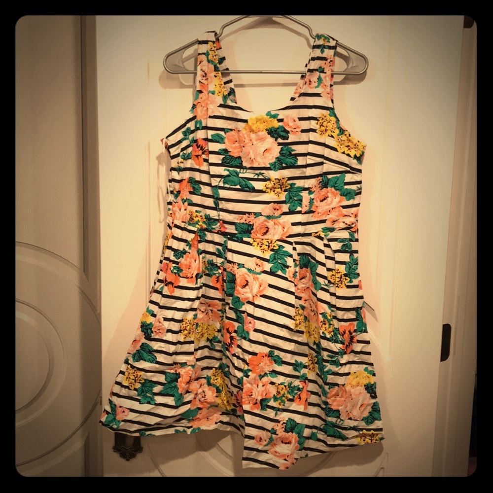 Rue 21 size 1x navy & white stripped floral dress